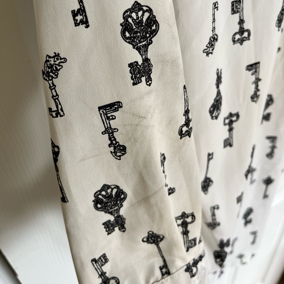 Sakura long white button blouse, black key design size Small, light and flowy - Picture 2 of 4